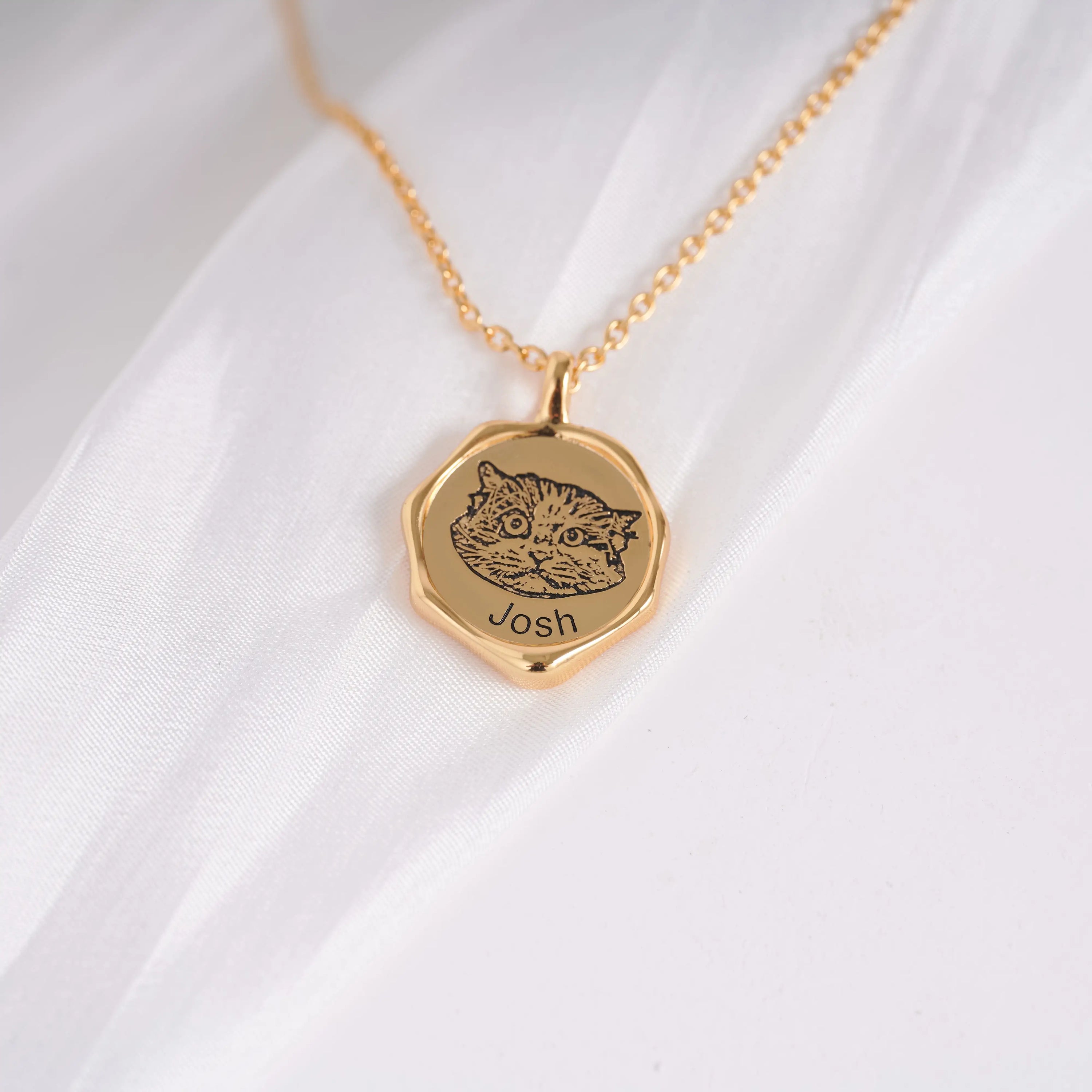 Cat face necklace with name gold